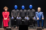 『ブルーマングループ2025新宿公演』を観劇した（左から）小林幸子、デーブ・スペクター