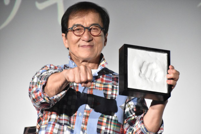 取り終えたカンフー手形と笑顔のジャッキー・チェン