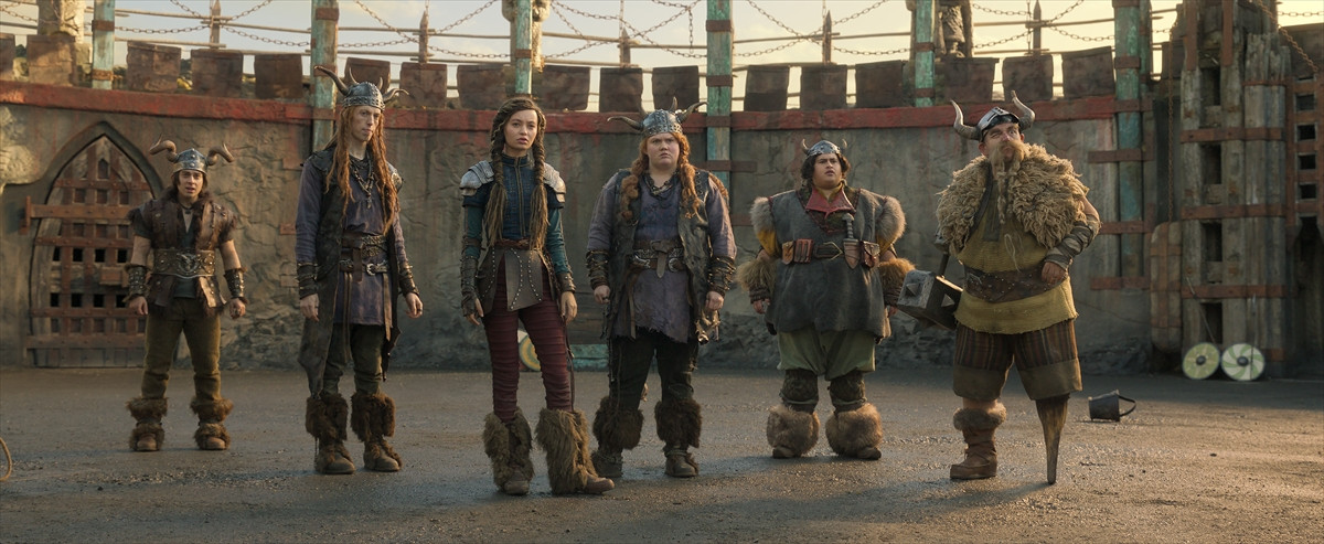 映画『ヒックとドラゴン』続投のジェラルド・バトラーや新キャスト陣を大絶賛！　監督が製作の裏側語る特別映像公開