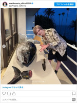 マグロ解体に挑戦するMatt　※「Matt」インスタグラム