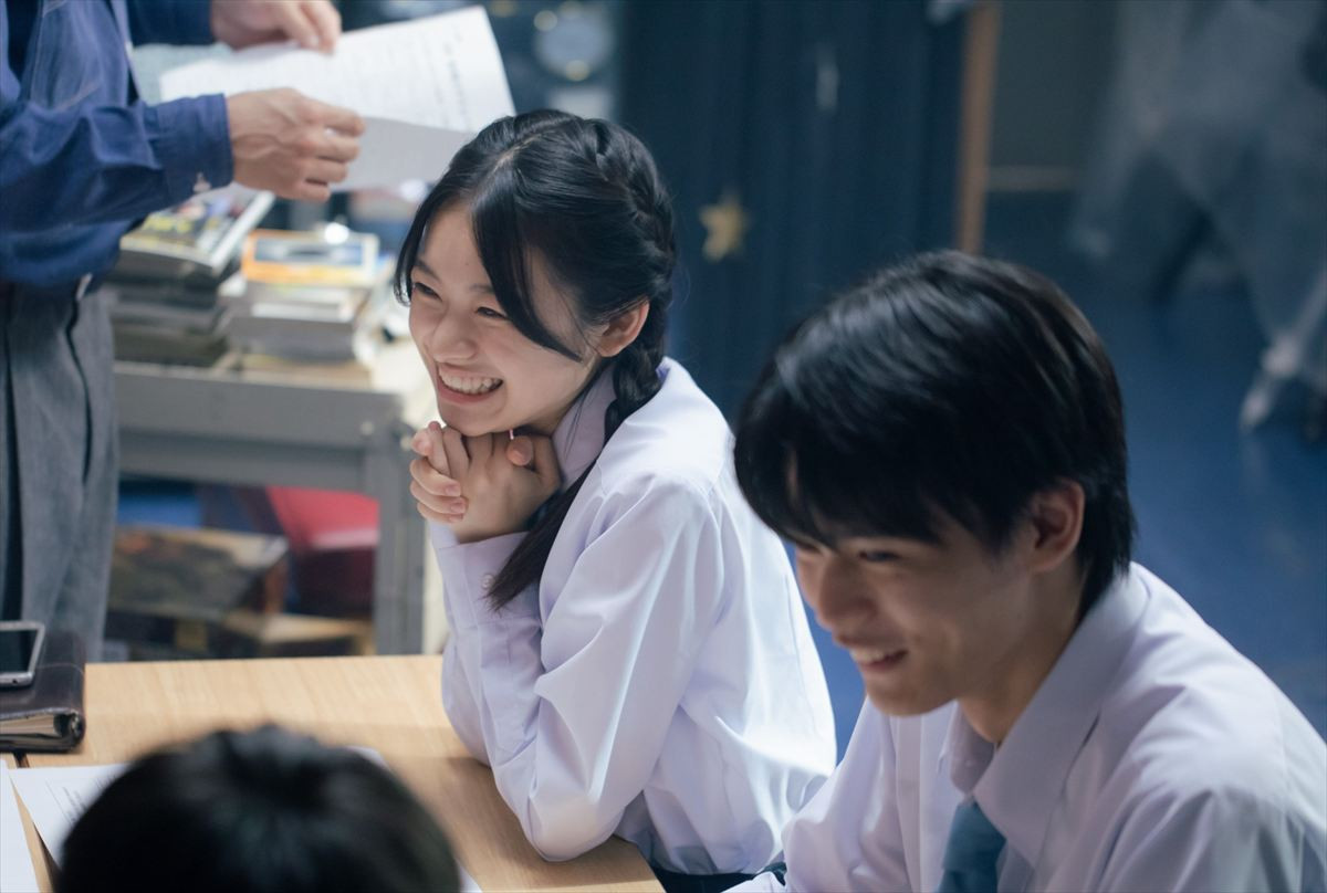 『僕達はまだその星の校則を知らない』“健治”磯村勇斗、“珠々”堀田真由に肩ズン→膝枕に反響「めっちゃキュンキュン」