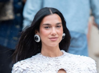 デュア・リパ、大胆カッティングの白ワンピで30歳の誕生日をお祝い！