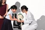 映画『遠い山なみの光』公開記念舞台あいさつ　鈴木碧桜（左）から花束を受け取る広瀬すず（右）