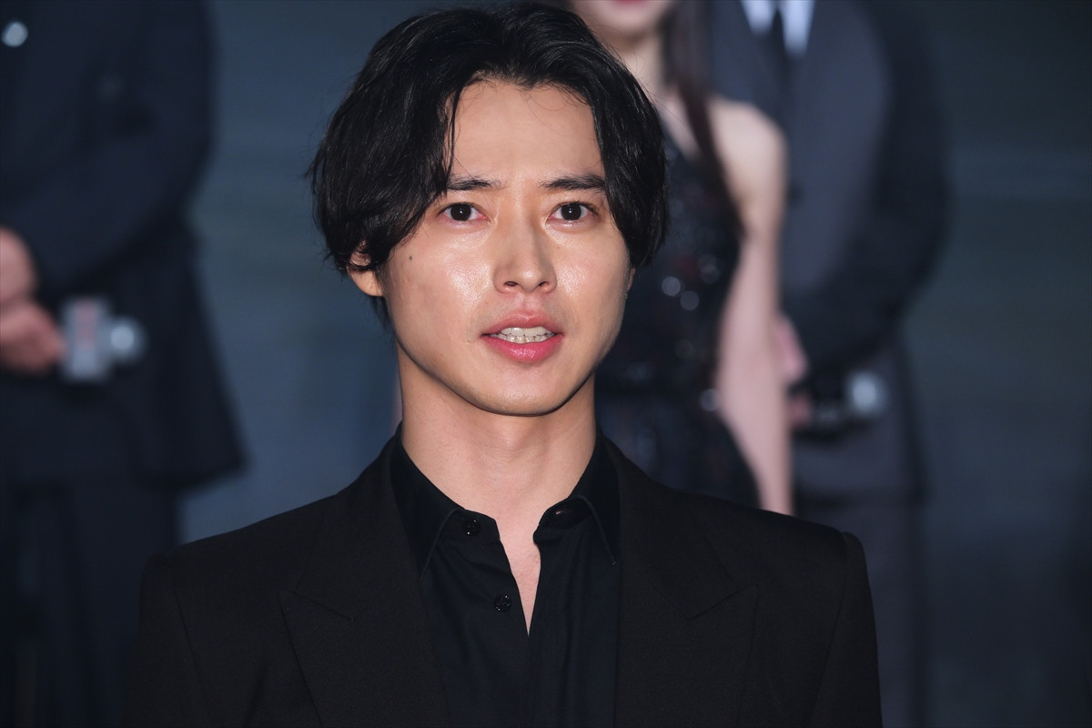 磯村勇斗、『今際の国のアリス』で共演の毎熊克哉と相思相愛「ずっとバディ」「もう離れられない」