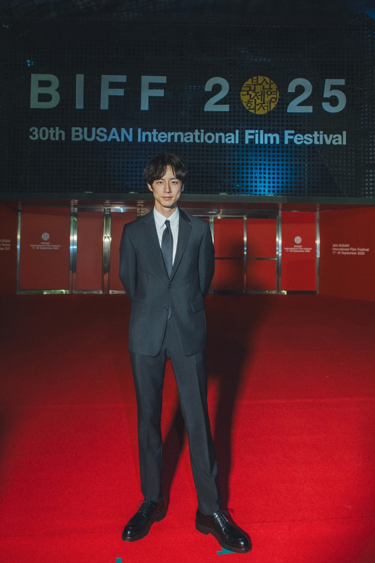 坂口健太郎＆渡辺謙、『盤上の向日葵』で釜山国際映画祭に登場　舞台挨拶で韓国語も披露