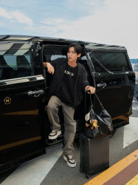 フェンディのトータルルックをまとった目黒蓮の空港コーデ