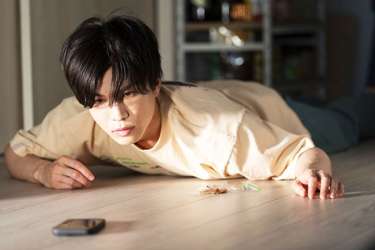 岩田剛典、“ダサい教師”に大変身⁉　映画『金髪』ギャップ全開の場面写真9点一挙解禁