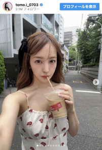 板野友美、夏コーデで肩＆デコルテあらわ　※「板野友美」インスタグラム