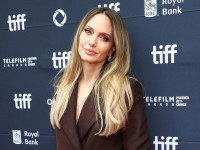 トロント国際映画祭に登場したアンジェリーナ・ジョリー、13年ぶりの美脚ポーズ披露