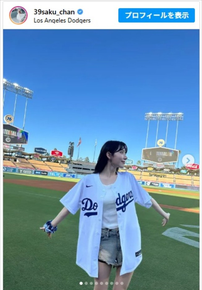 宮脇咲良、ドジャーススタジアムからかわいいオフショットを公開　※「宮脇咲良」インスタグラム