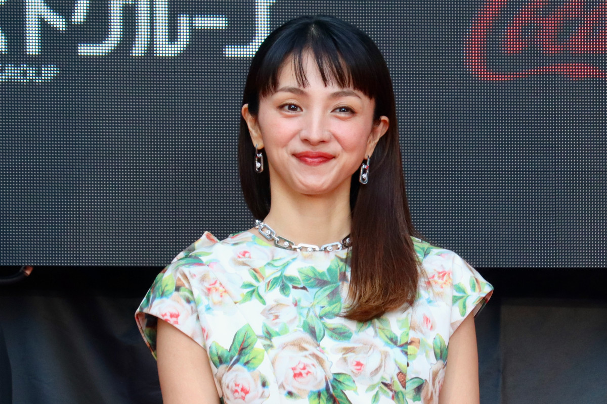 満島ひかり、花柄ドレス×輝く笑顔で会場を魅了<第38回東京国際映画祭>
