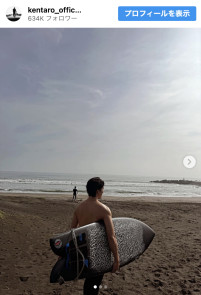 伊藤健太郎、海で過ごすオフショットを公開　※「伊藤健太郎」インスタグラム