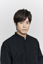 舞台『プレゼント・ラフター』に出演する中谷優心
