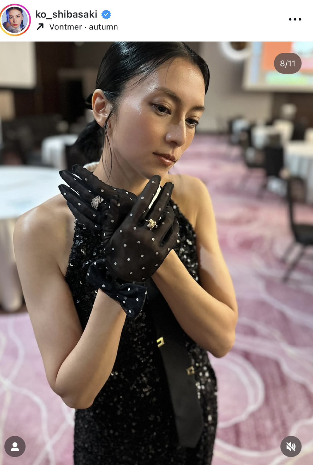 柴咲コウ、顔より大きなグラスで乾杯！　肩だしドレス姿でキメポーズも