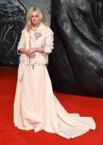 エル・ファニング、レザージャケットのオールホワイトコーデでスタイリッシュな装い