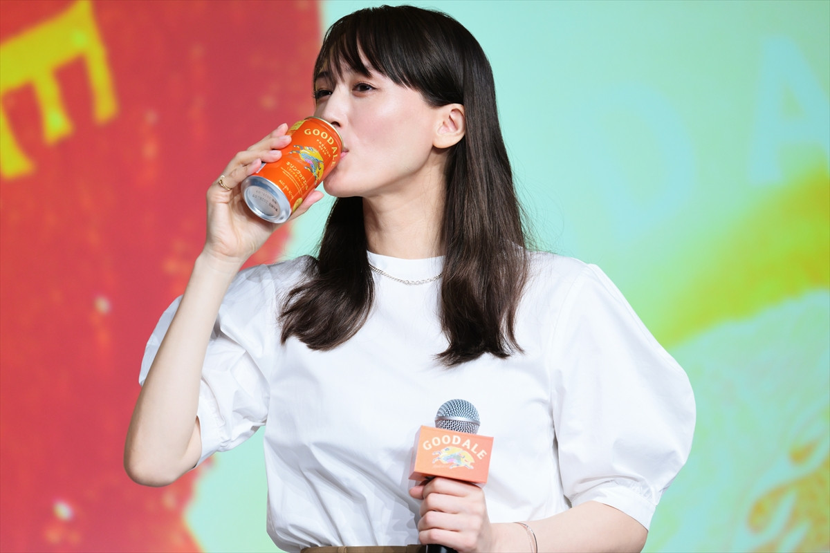 浜辺美波、酒類CM初出演に喜び　ビールの感想には鈴木亮平がいじり「シャンシャン!?」