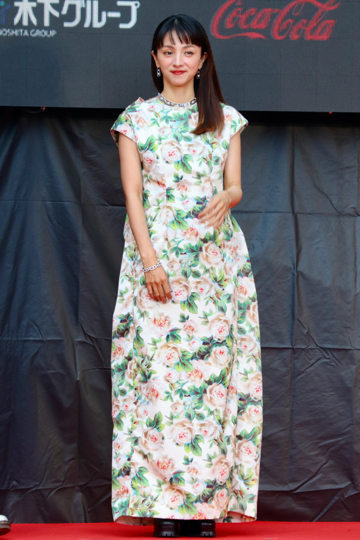 満島ひかり、花柄ドレス×輝く笑顔で会場を魅了<第38回東京国際映画祭>
