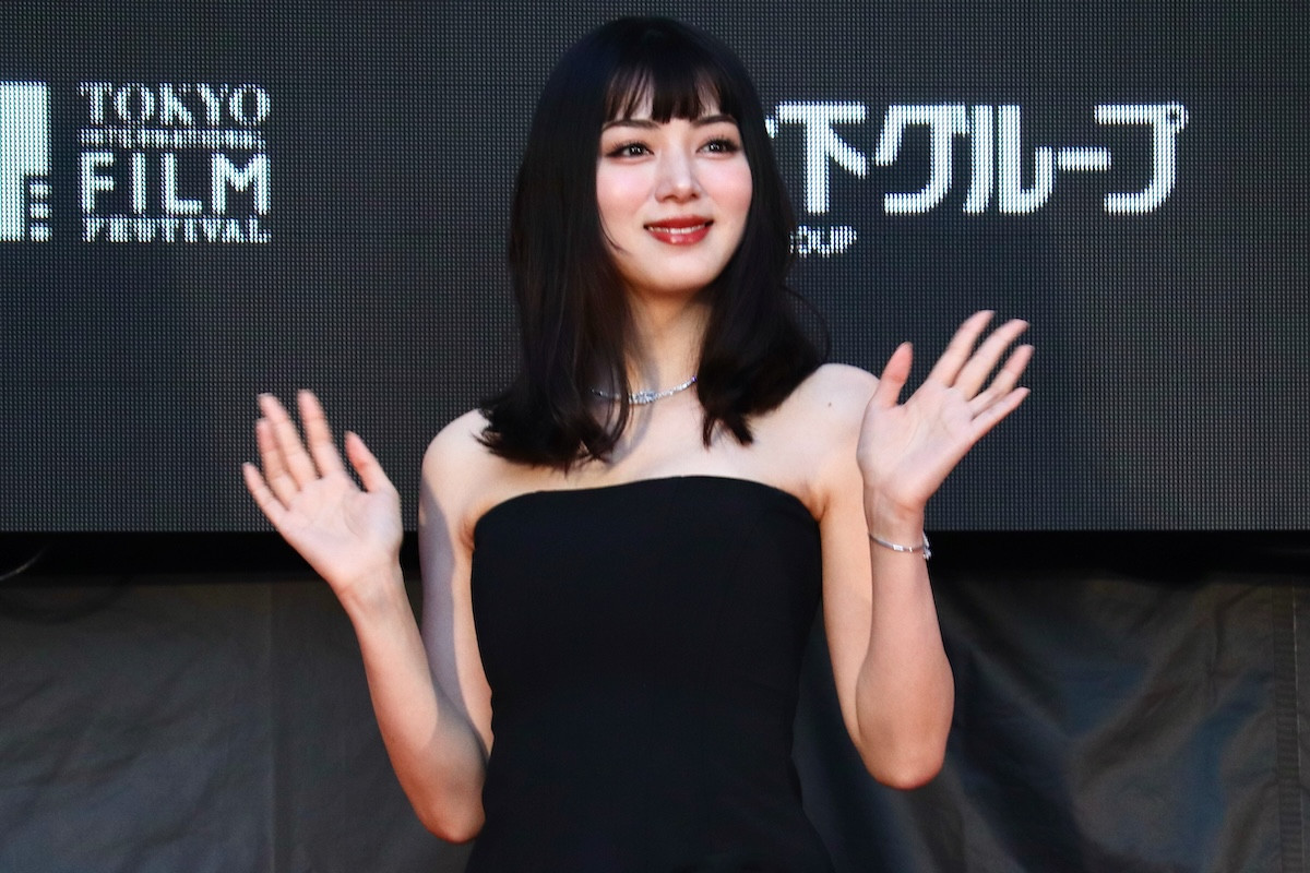 池田エライザ、大胆スリットから美脚チラリ ドールのような美しさ放つ<第38回東京国際映画祭>