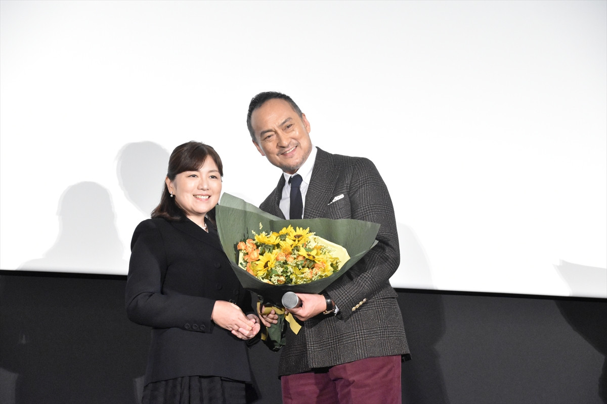 坂口健太郎、さっぱり短髪＆髭スタイルで主演映画の舞台挨拶に登場「大変な役でした」