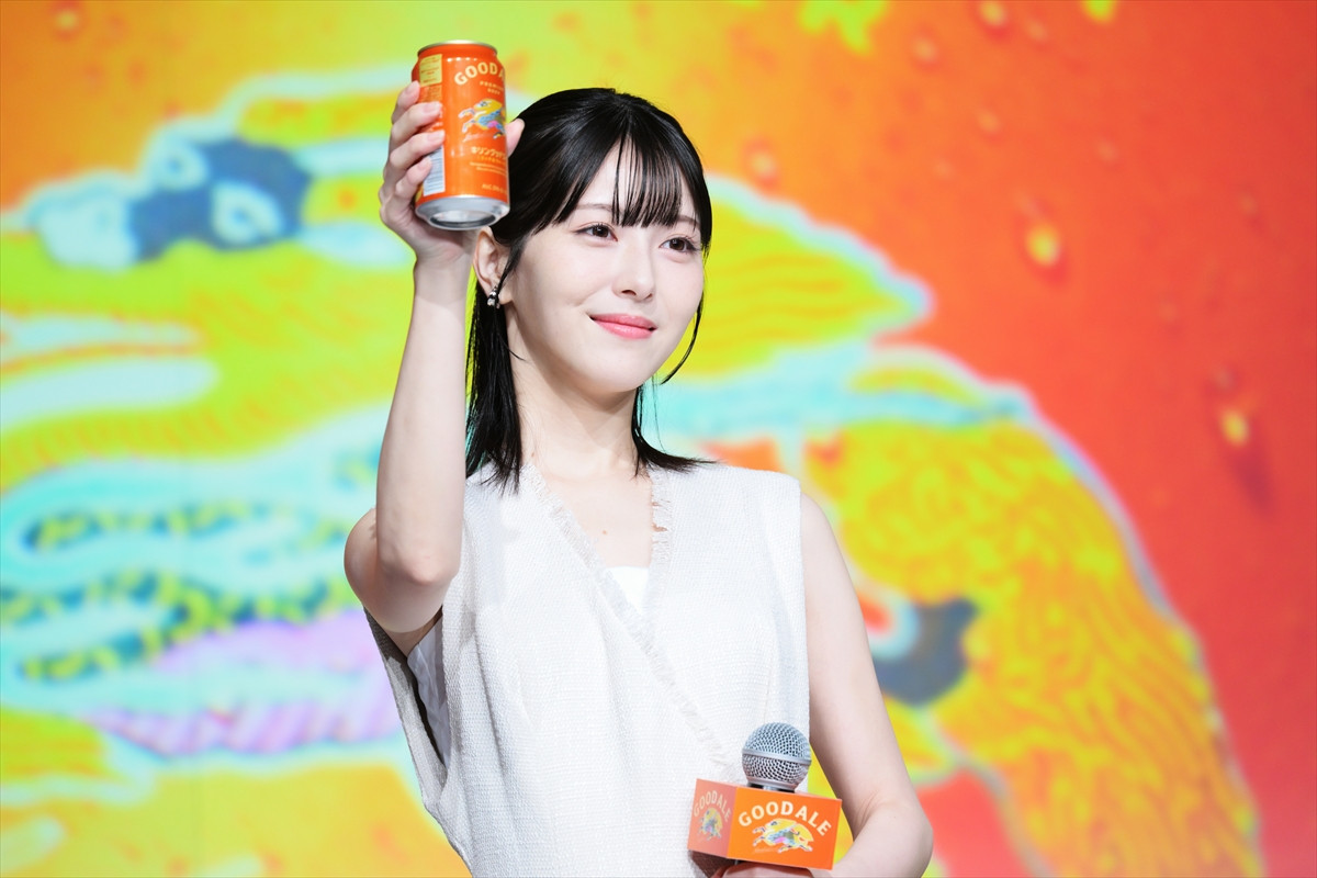 浜辺美波、酒類CM初出演に喜び　ビールの感想には鈴木亮平がいじり「シャンシャン!?」