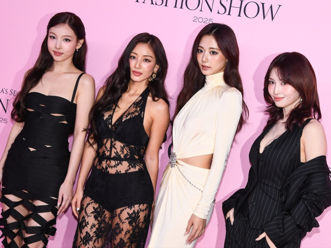 TWICE(左から)ナヨン&ジヒョ&ツウィ&モモ、ピンクカーペットに登場