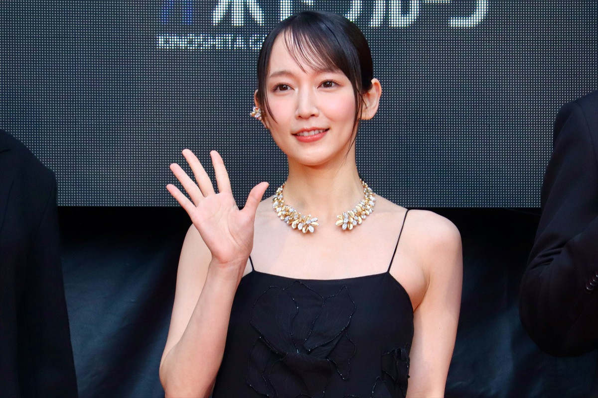 吉岡里帆、輝くデコルテのブラックドレス姿で登場<第38回東京国際映画祭>