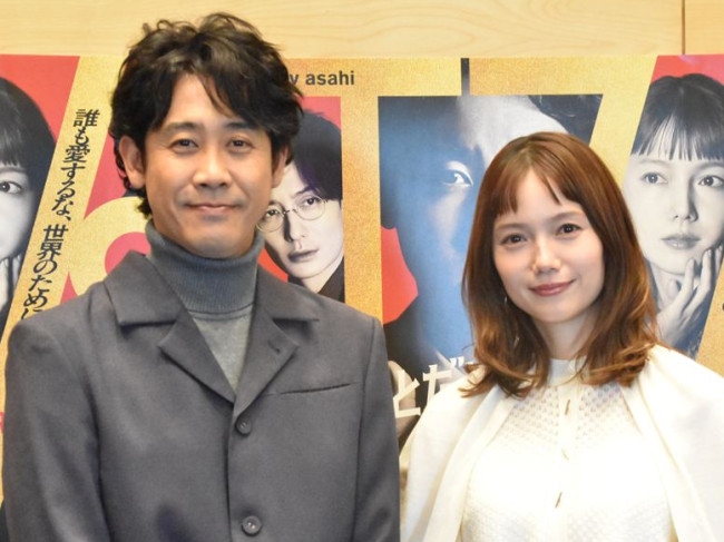 ドラマ『ちょっとだけエスパー』囲み取材会に出席した(左から)大泉洋、宮崎あおい