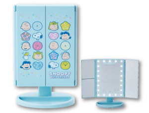“スヌーピー”の当りくじに新作登場！　「LED付き三面鏡」や「耳付きトート」などラインナップ