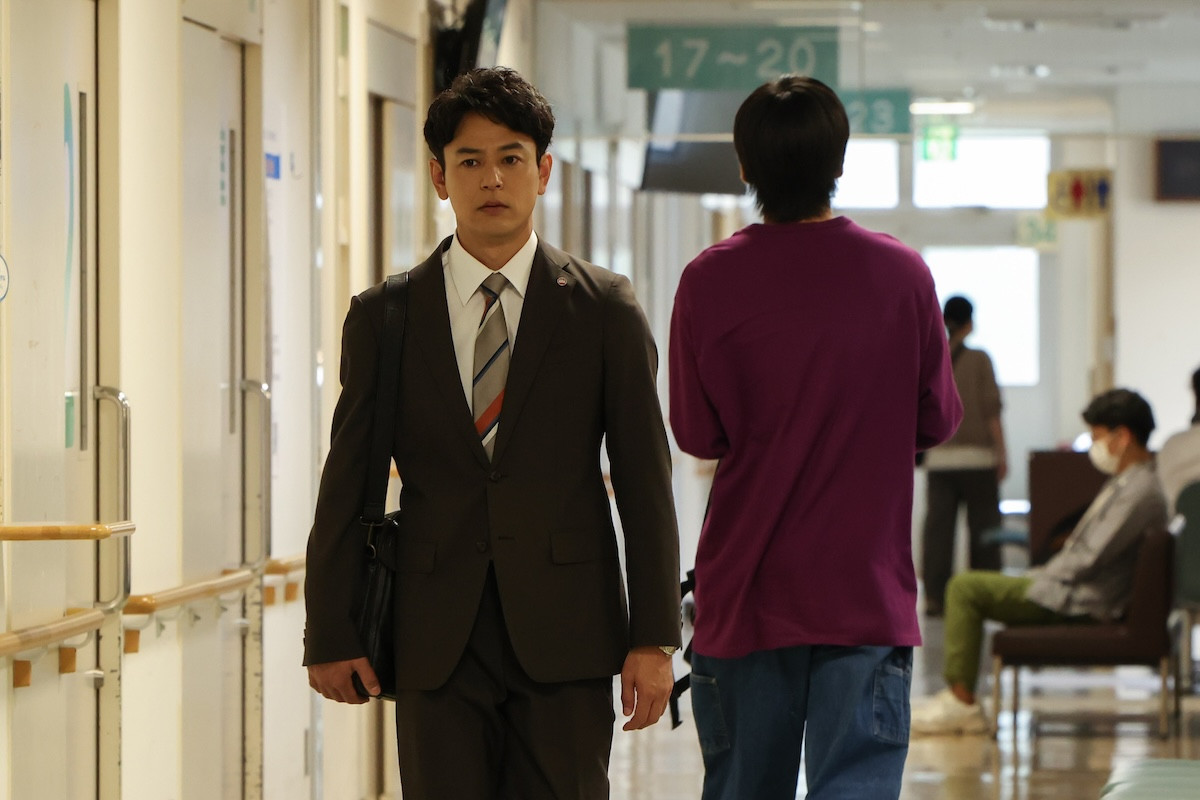 『ザ・ロイヤルファミリー』第4話 “栗須”妻夫木聡、金髪のジョッキー“佐木”高杉真宙と出会う