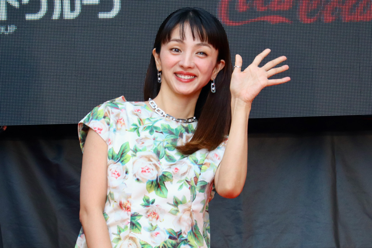「第38回東京国際映画祭」オープニングレッドカーペットに登場した満島ひかり