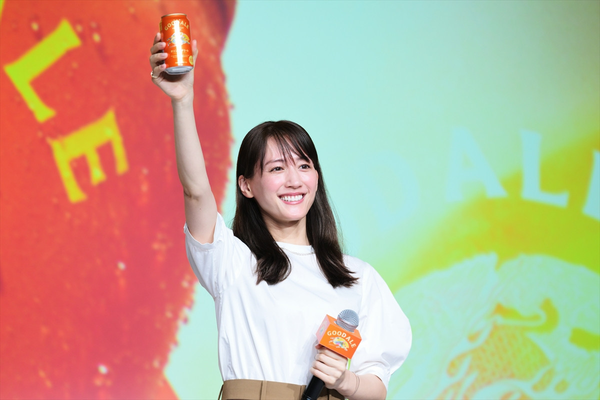 浜辺美波、酒類CM初出演に喜び　ビールの感想には鈴木亮平がいじり「シャンシャン!?」