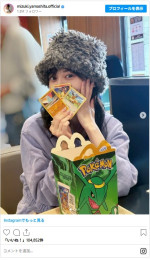 山下美月、寝起きでポケモンカード開封 ※「山下美月」インスタグラム