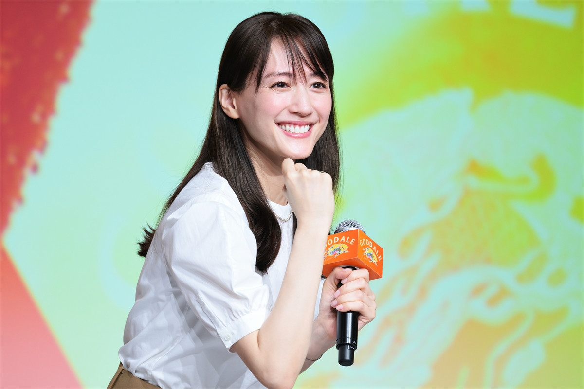 浜辺美波、酒類CM初出演に喜び　ビールの感想には鈴木亮平がいじり「シャンシャン!?」