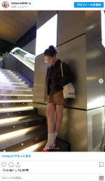【秋コーデ】短パンで脚を出しつつもトップスはレザーのジャケットで決めた村重杏奈　※「村重杏奈」インスタグラム