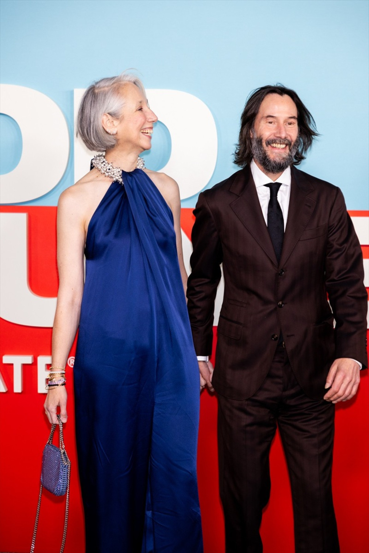 キアヌ・リーヴス、恋人とレッドカーペット登場でラブラブ　“偽”結婚報道にも言及