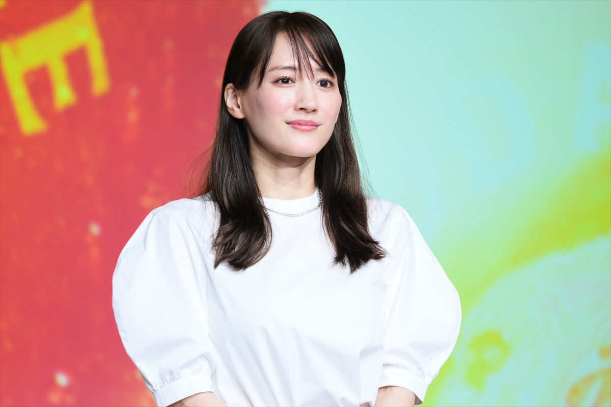 浜辺美波、酒類CM初出演に喜び　ビールの感想には鈴木亮平がいじり「シャンシャン!?」