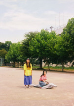 辻凪子生誕三十年記念 一人芝居公演『ドルフィ田イル香の偏屈なダンス』（左から）作・演出の長久允、主演の辻凪⼦