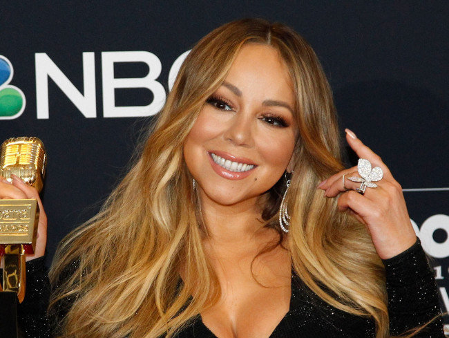 マライア・キャリー、来日中にド派手ロリータ風コスプレ＆ハローキティとハグ！