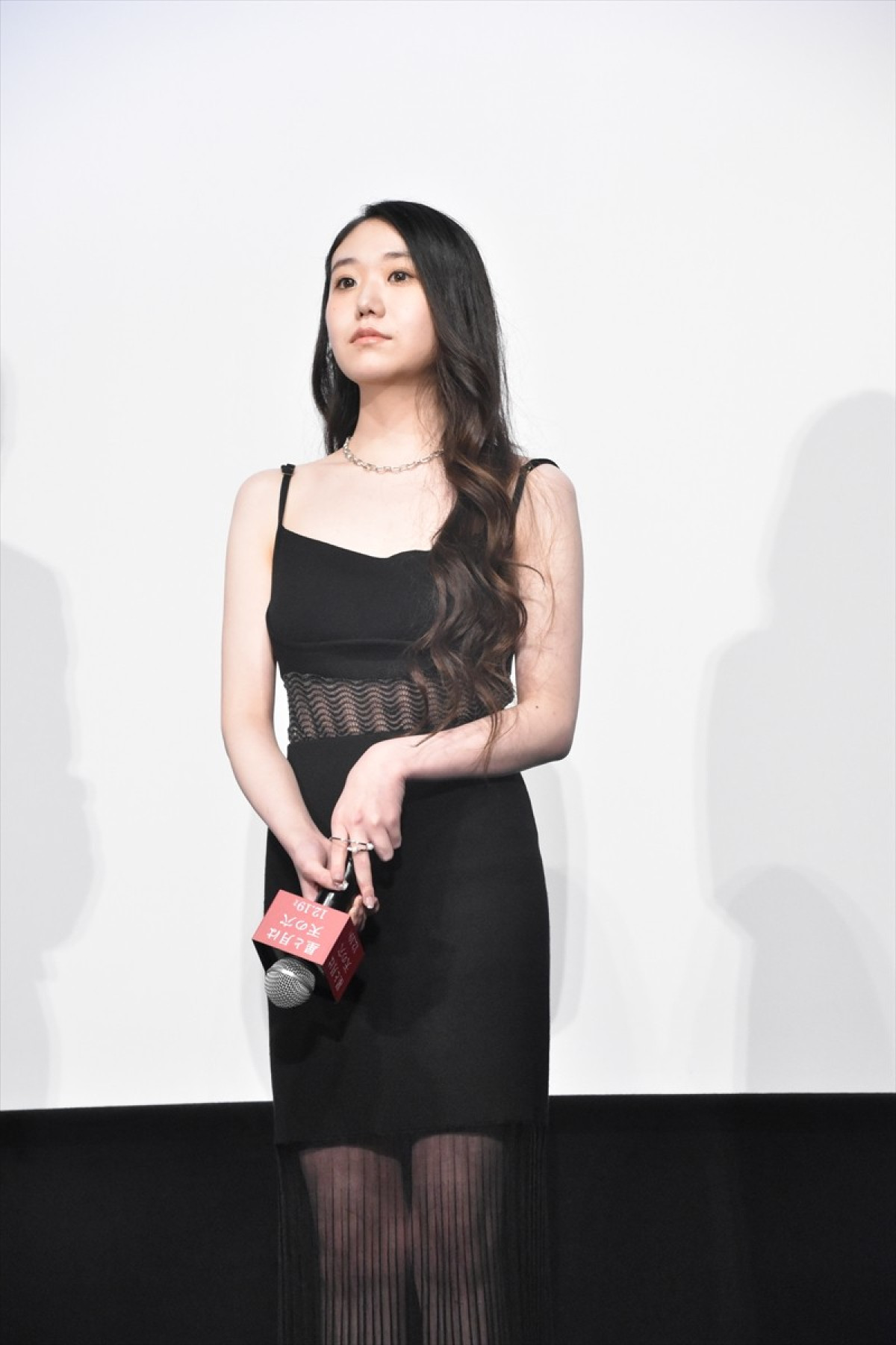 綾野剛、荒井晴彦監督の通訳を担当？　映画『星と月は天の穴』の現場でも“懸け橋”に