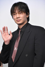 綾野剛、映画『星と月は天の穴』完成披露上映会に登場