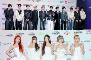 JO1（上）、LE SSERAFIM（下）