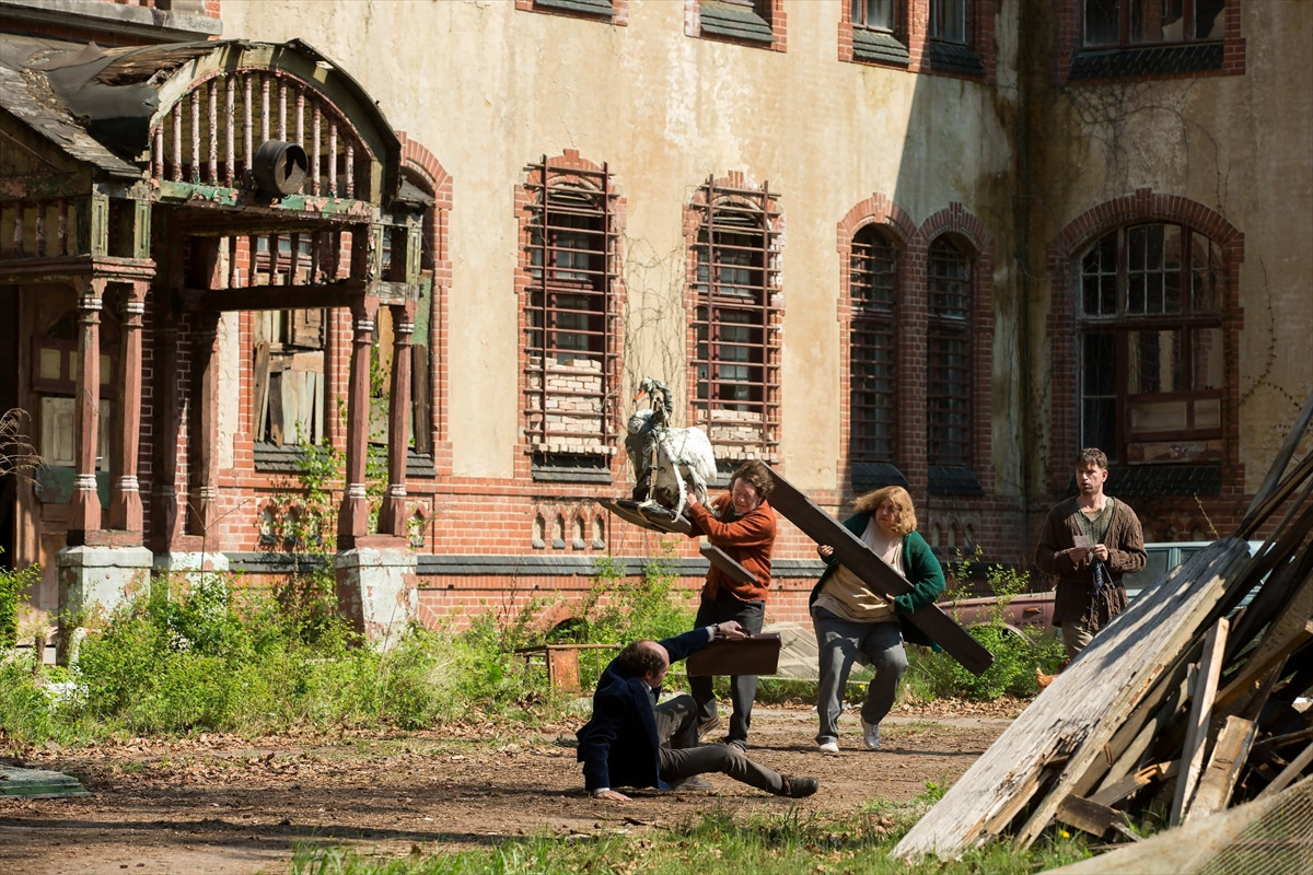 マッツ・ミケルセンの怪演光る！『メン＆チキン』日本初公開決定　予告＆場面写真公開