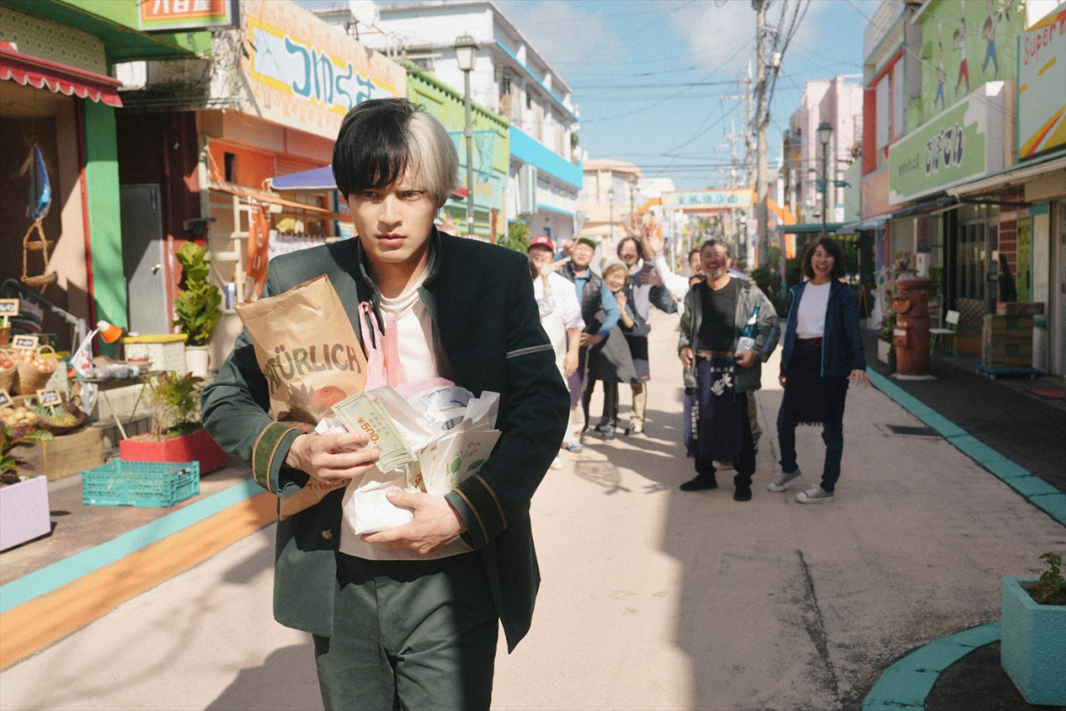 水上恒司＆木戸大聖が“歩く・笑う・食べる”　実写『WIND BREAKER』“東風商店街”セットツアー動画到着