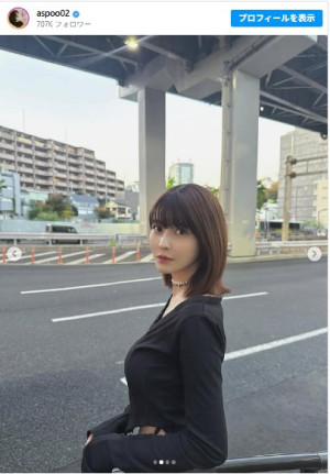 よく見たらビックリ！　岸明日香のくびれ見せ衣装　※「岸明日香」インスタグラム