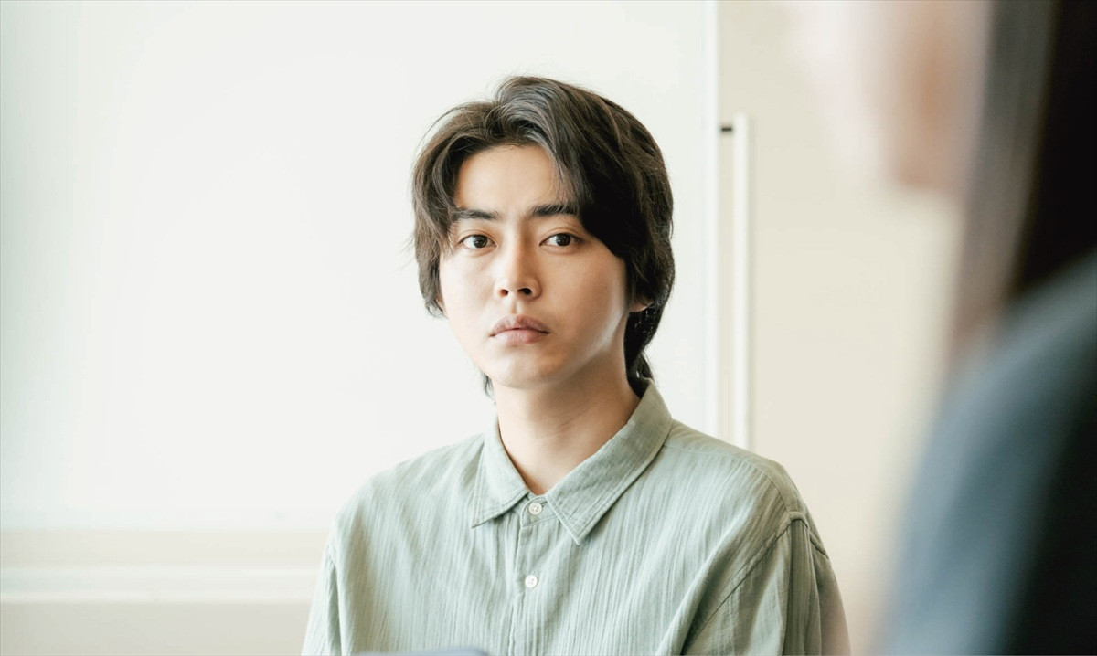 齊藤京子の輝くアイドル姿から不安抱えるスーツ姿も『恋愛裁判』場面写真16点一挙解禁