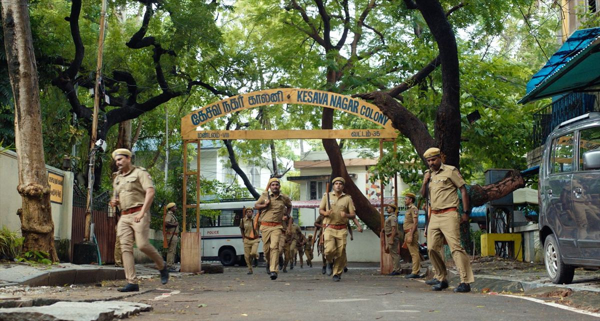 シビアな現実も笑って、踊って乗り越える！　インド映画『ツーリストファミリー』予告＆ビジュアル解禁