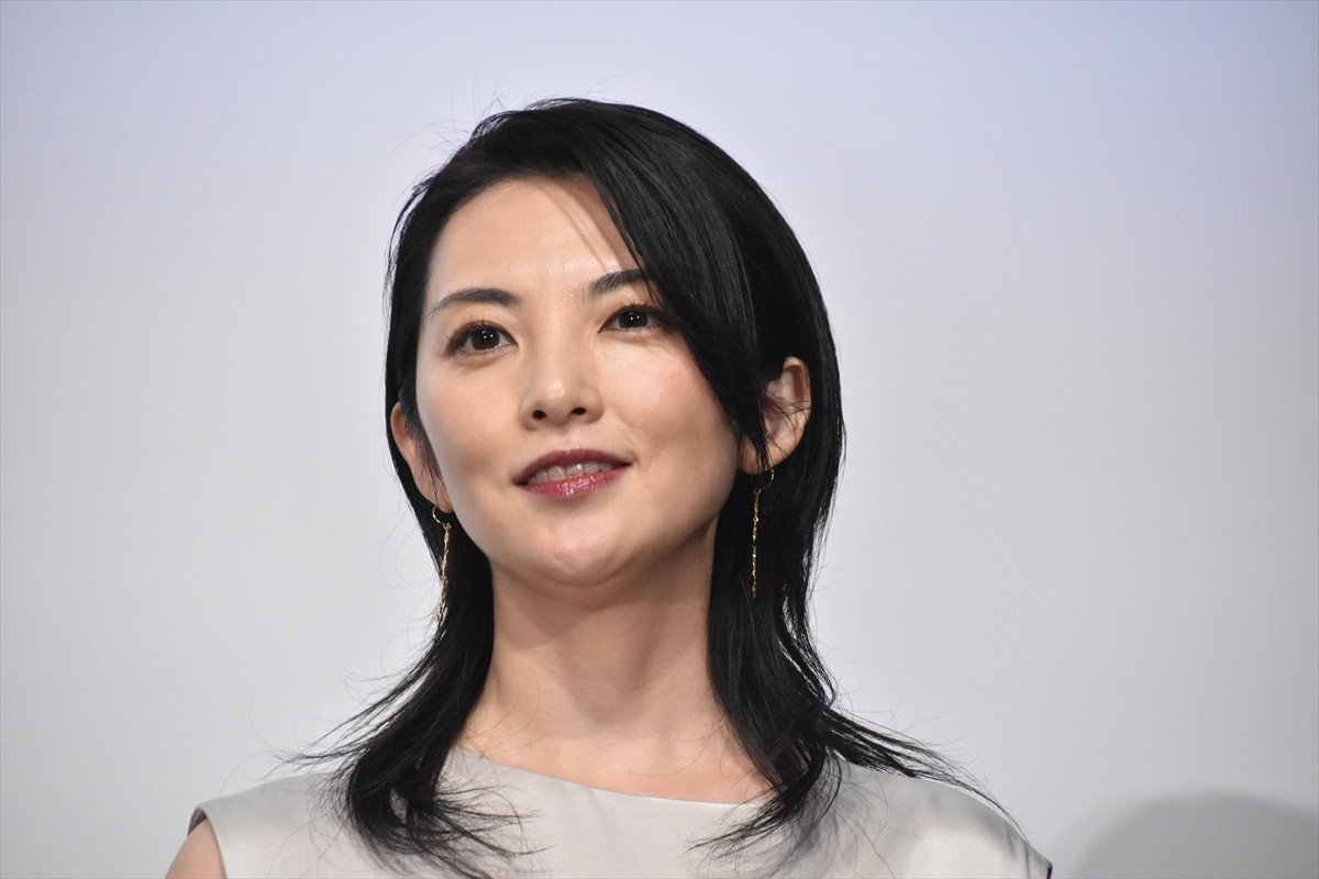 綾野剛、荒井晴彦監督の通訳を担当？　映画『星と月は天の穴』の現場でも“懸け橋”に