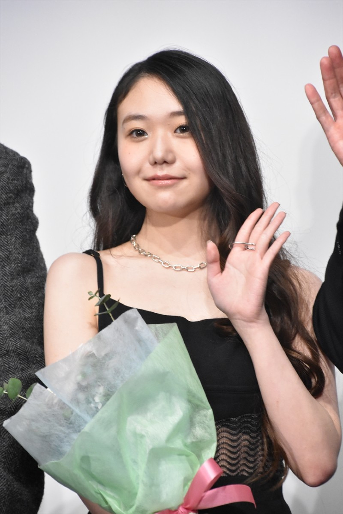 綾野剛、荒井晴彦監督の通訳を担当？　映画『星と月は天の穴』の現場でも“懸け橋”に