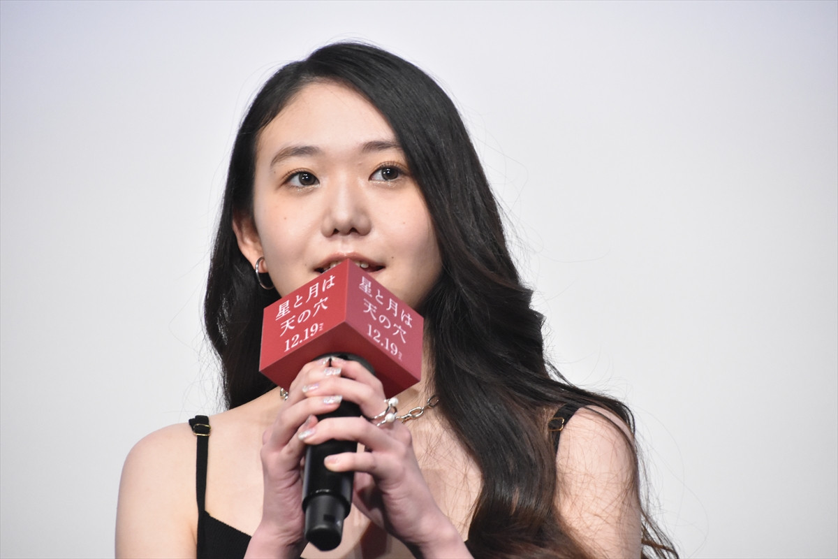 綾野剛、荒井晴彦監督の通訳を担当？　映画『星と月は天の穴』の現場でも“懸け橋”に