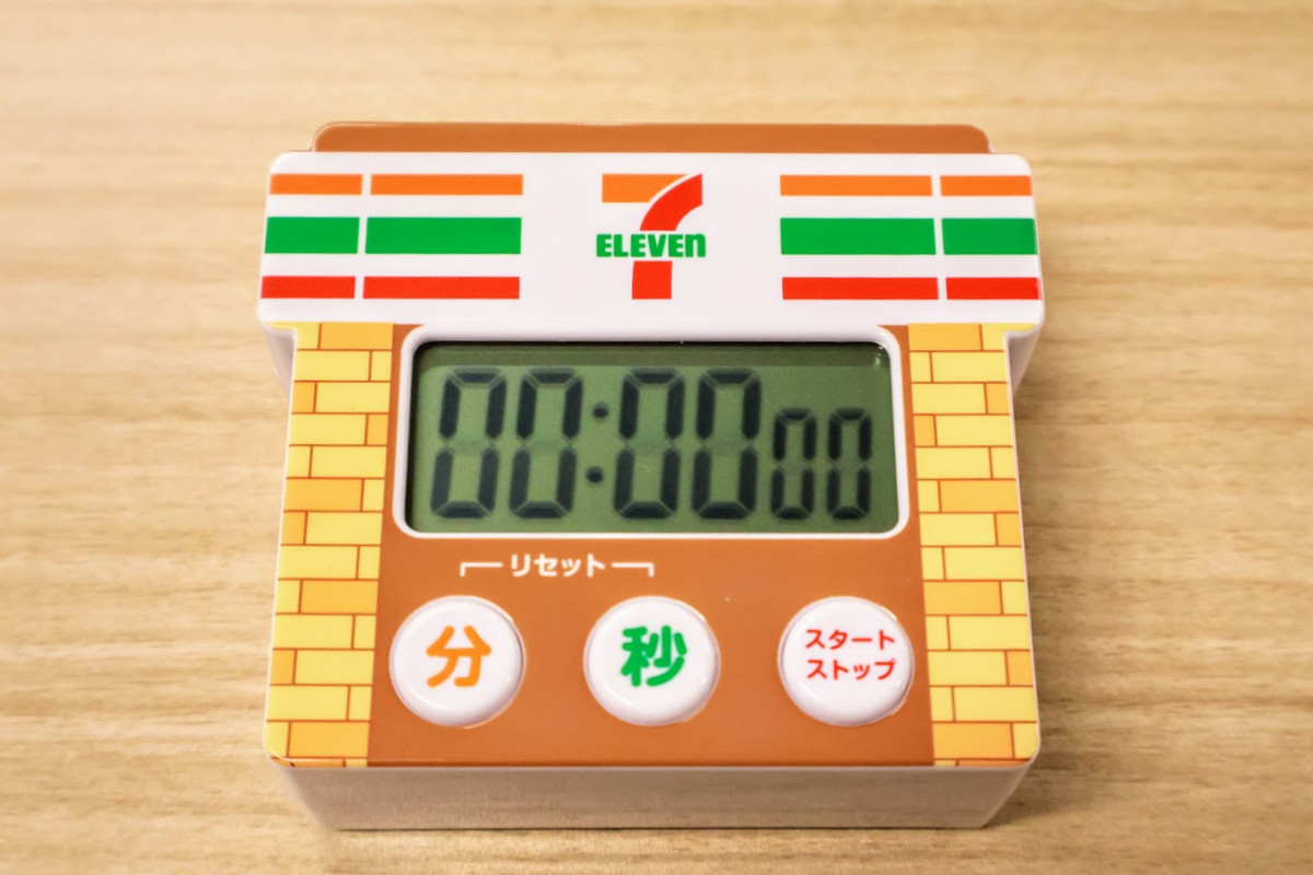 セブンイレブン「福袋2026」を発売前に開封! 街中で見る店頭がまさかのグッズに変身